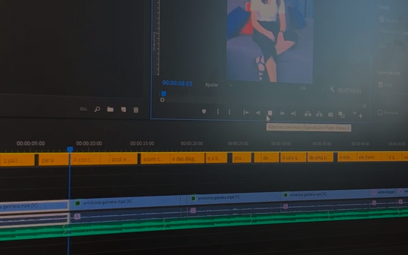 GIF ilustrativo: gravação acelerada da tela de um computador enquanto alguém manipula um programa de edição de vídeos. Conteúdo em Storytelling e Marketing Digital
