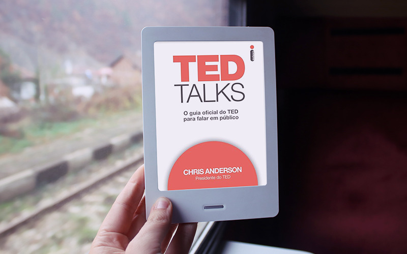 Fotografia ilustrativa de um kindle mostrando a capa do livro TED Talks de Chris Anderson - Histórias nos palcos: como o TED e o TEDx levam o Storytelling para o público