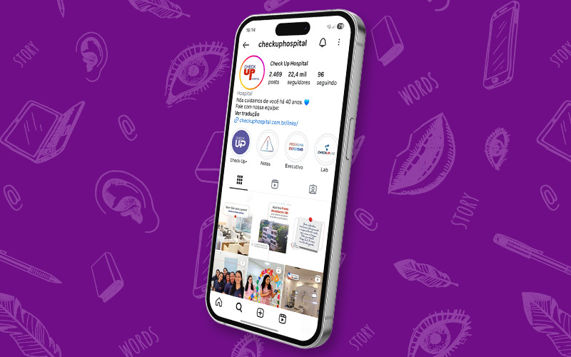 Card com fundo roxo e um celular com a tela mostrando o perfil do check up mostrando o poder do storytelling na comunicação hospitalar do Check Up